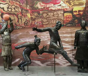 兵马俑踢球卡通雕塑