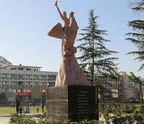 巴中学校凤凰雕塑