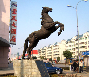 广场飞马铜雕