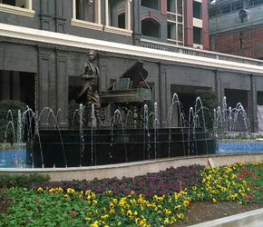 眉山维多利亚玻璃钢人物雕塑